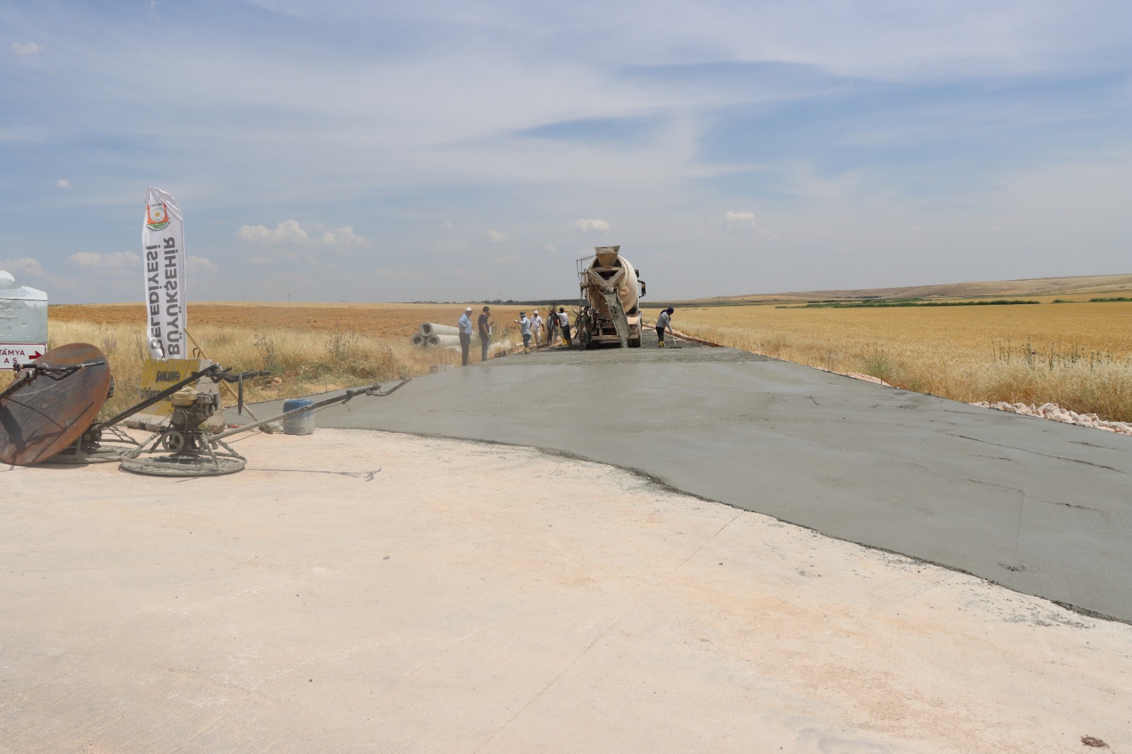 Şanlıurfa Büyükşehir Belediye 3 İlçeyi Beton Yolla Birbirine Bağlıyor